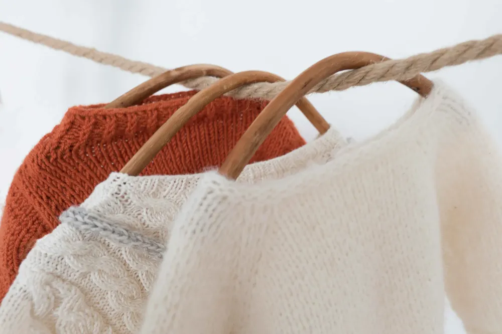 pull_laine_cadeau_enfant_couleur_brique_orange_blanc_creme_mercerie_le_bourg_oisans